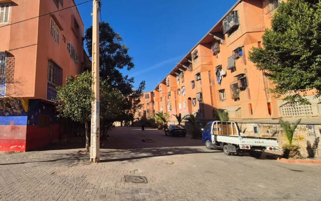 تسربات مياه عادمة تهدد سلامة سكان عمارتين في مراكش